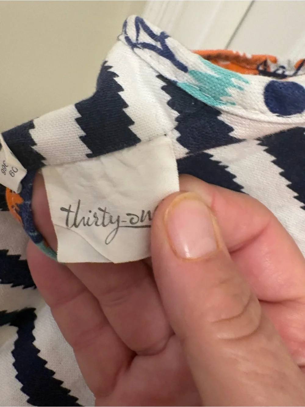 Thirty-One Gifts Paradise Pop & Navy Wave reversible hobo bag.